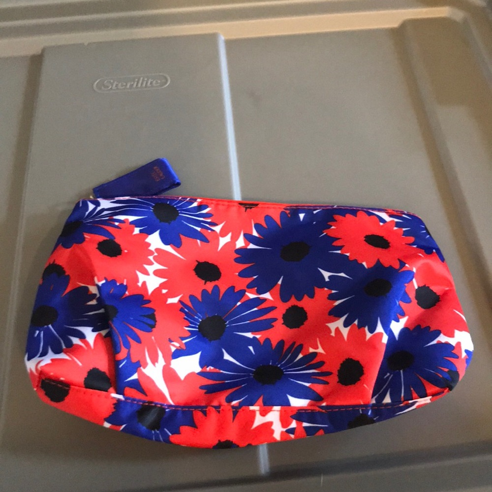 Estēe Lauder makeup bag